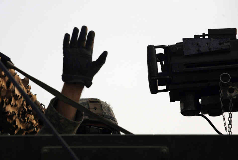 U.S. soldier waves leaving Iraq U.S. soldier waves leaving Iraq